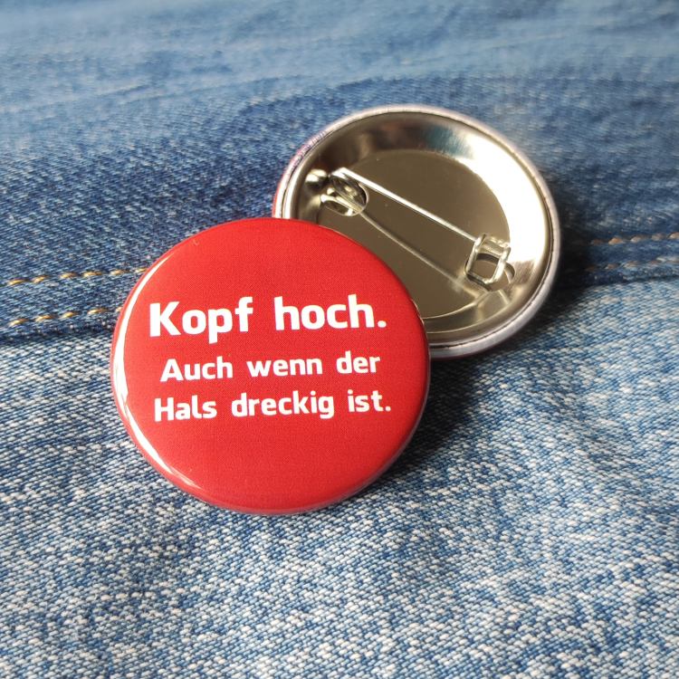 Ansteckbutton Kopf hoch. Auch wenn der Hals dreckig ist. auf Jeans mit Rückseite